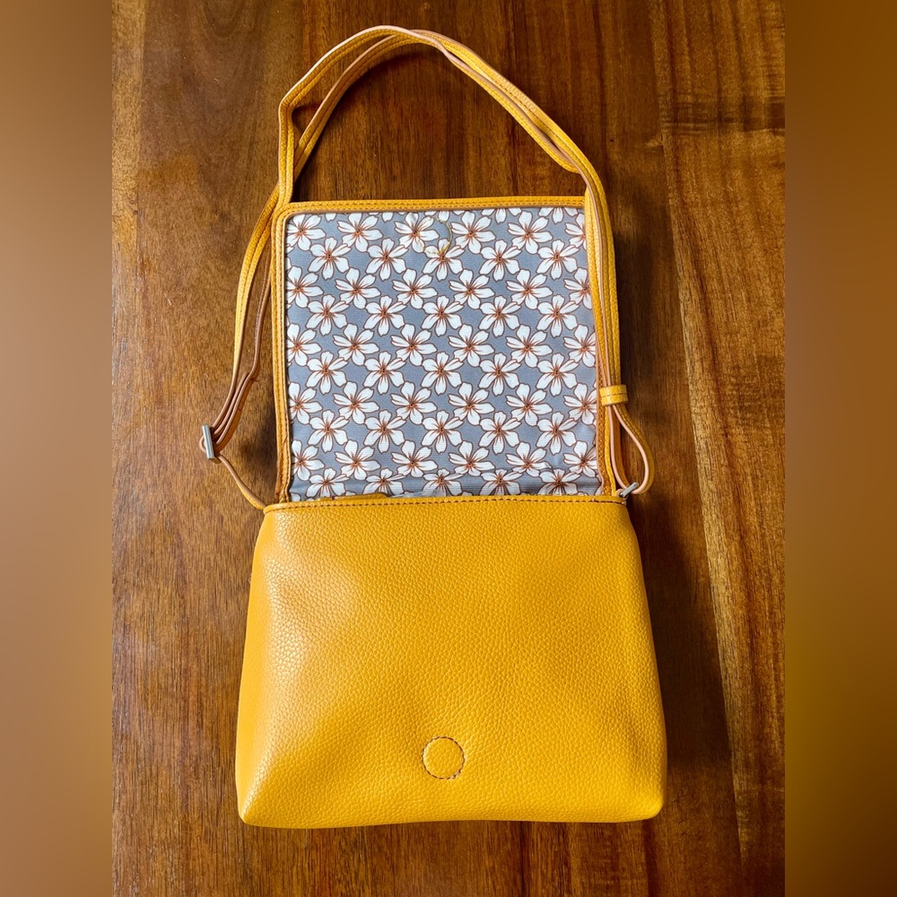 Vera Bradley Flower Crossbody Faux Leather - Picture 4 of 9